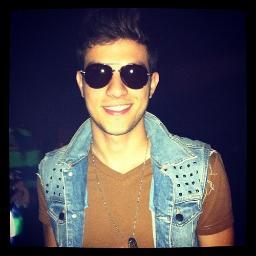 Coisa linda, coisa que eu adoro, a gotinha de tudo que eu choro. Meu coração faz papararurá por você. @ChayLeao