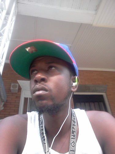 Im lay back speak spainsh and engalish hard worker keep on tack never fall keep up all day tht all I need in life