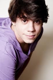Em um twitcam me apaixonei´por cada detalhe seu e por seu sorriso encantador @gugasabatie