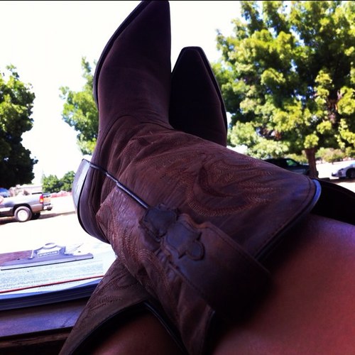 I'm a country girl. Gotta 4 wheel drive, climb in my bed and ill take you for a ride . #countrygirl #chevy4x4