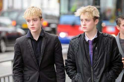 Hi! I'm CeeJay, I'm 13, goalkeeping is my passion♥,follow me I follow back!♥ Jedward,McFly,CodySimpson,JamesBourne fan!!:D i♥myfollowers!:)