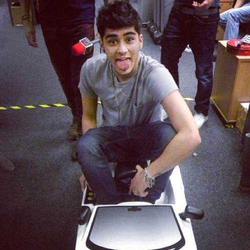 ZaynHCRP's profile picture. 1/5 Of One Direction . Im The Sexy One In The Group haha ;) I Love Mirrors & I Hate Dancing .