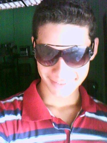 estudante de ed.fisica,dancarino,jogador de voleibol,sincero,polemico,criticador,.