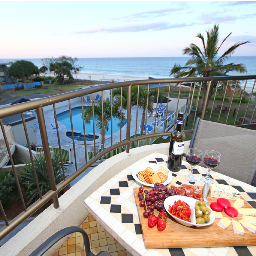 San Simeon Absolute Beachfront Apartments boast a unique absolute beachfront location centrally positioned in the heart of the southern Gold Coast.