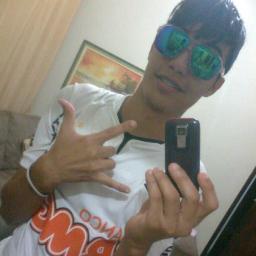 Fala mal do meu estilo,diz que eu sou cheio de defeitos, mas na frente delas tu copia até meu jeito.