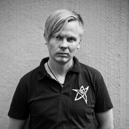 Dramatiker, dramaturg och författare. Skriver zombiepjäser, tittar på noirfilm och köper för många t-shirts.