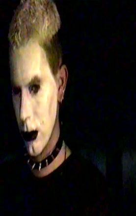 iM a gUY whO i$ a jUggaLo wiT a pAInTeD fAcE, dOwN wiT dA cLowN ,lYke$ mUsIc, skAteBorDiN n' whO i$ gOtHiC n' BORED !