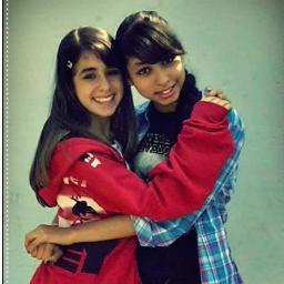 Sou legal, estrovertidaa, Lokeenha como tá no meu nome kkkk E tenhos muitas amigas e amigos que me ajudam a seer o que sou =D