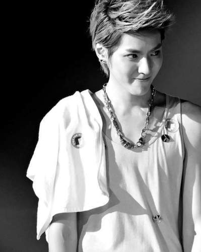 ผมคริสอู๋ฟาน ประธานบริษัท 'ฟันเยอะไม่จำกัดมหาชน' ยามวิกาลผมเป็น 'แว๊นอู๋แวนคู่เวอร์ ' สนใจเป็นก๊อยของเฮียไหมครับ just both not real. #ตัวแดรกจุด
