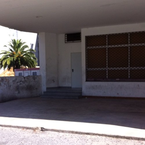 Al lado Cpr. Nebrija, edificio MASAR. Av.Calvo Sotelo, Restaurante A PENEIRA, portal del fondo de Nebrija. Ideal para #adolescentes, #porros y #alcohol. #coruña