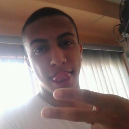 Muitas pessoas sabem o meu nome e quem eu sou... 
Mas São poucas as que sabem o que sou e como sou. ;)