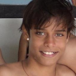 Um Flamenguista, Simpático, Esportivo, Canceriano, Olhos Verdes *-*... Um Rapáz que ama muito sua família e gosta de sair com a galera pra curtir !