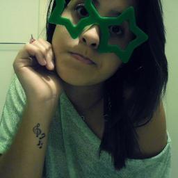 Uma S.P fanáticaa :3  não sei me descrever , prefiro que me conheçam de verdade e concluam .. *-* Não tenho tudo que amo , mas amo tudo que tenho! :$