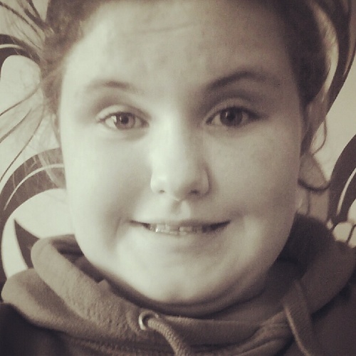 im a 14 year old girl who loves conor maynard.i follow backxxx