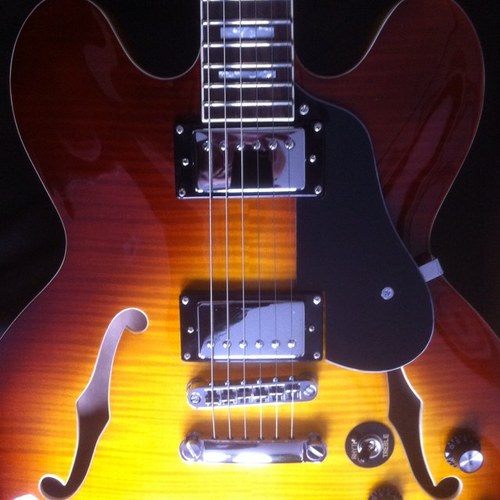 Guitariste jazz et professeur de guitare.
Nombreuses videos visibles sur youtube.
En projet: création d'un site de cours de guitare interactifs via Skype.