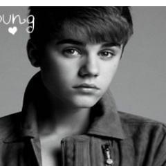 ben bir belieberm hemde çok koyu justini görmek için elimden geleni yabarım justin ı love you please follow me