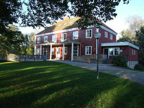 Sweden/Mellerud/B&B/5 km from E45/ familyrooms/restaurant/buslunches/biking/hiking/lake-Nären/canoeing/fishing/opened all year round; http://t.co/K2lcjrOL