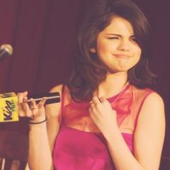 NO SOY DIVA!.   Todo lo que necesitas saber sobre mi es que esta mujer es mi idola @Selenagomez and that's it!.