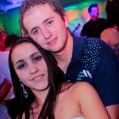 Não é uma luta justa, eu lá me esforçando pra ser mulher e você estrala os dedos, puxa meu queixo e me faz menina tudo outra vez.