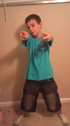 My name mikeyy,  im single,  and im 10. , and my fav color blue