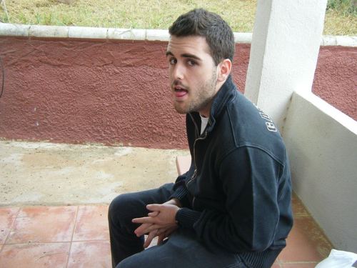 23 anys, he estudiat pastisseria a l'IES Escola d'Hoteleria i Turisme de Cambrils i gran aficionat del futbol.