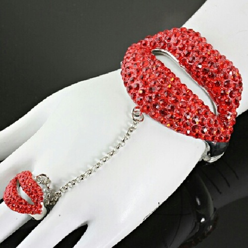 Lavish Dames sells trendy, posh accessories that will lavishly liven up any wardrobe.
