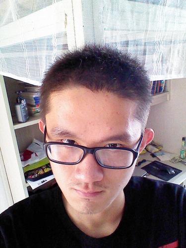 为人木衲不善言辞，喜欢发呆，属于过去的人。