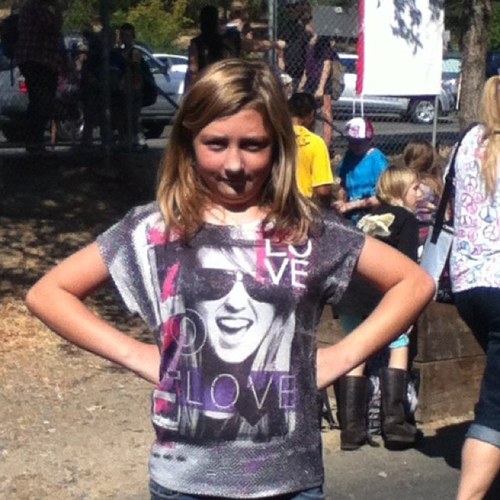 follow @HaleyHolben she follows back!!