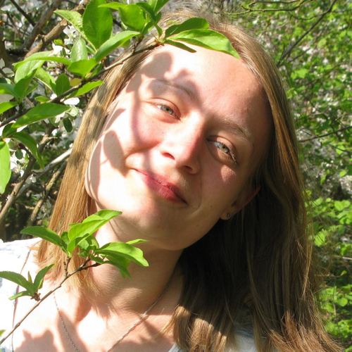 MPA soon-2-be, freelance writer & translator, keen on English, dedicated to her job, addicted to blogs on marketing, ready to do translation jobs 4u -contact me