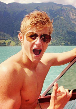 Alexander Ludwig official twitter (Parodia) Actor.Rubio Sexy