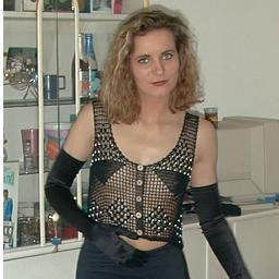 Sexy woman looking for new friends and experiences