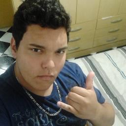Se tiver milhares de motivos pra desistir, invente milhões pra seguir em frente.