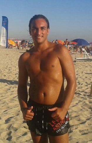 Alegre,simpático,Inteligente,divertido :p Estudiante,Tornero-Fresador ;) Aficionado del Deporte,Cine y Flamenco. ;) Cn una Familia y Amig@s q son un Tesoro ;)