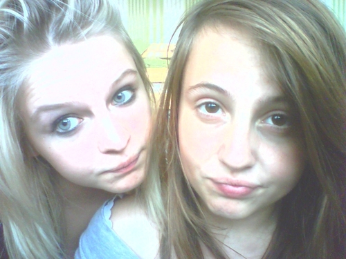 JulieLessage's profile picture. La Famille 3 !