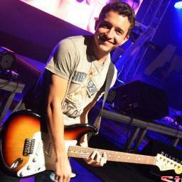 Guitarrista por hobby. O único lugar onde o sucesso vem antes do trabalho é no dicionário.