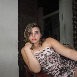 uma mulher estrorvertida animada com tudo que faz.... e etc....
gosta de curtir tudo e mais um pouco!!!