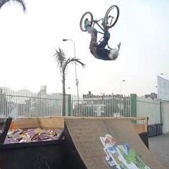 Andresmouf's profile picture. Dj y Estudiante de Producción Audiovisual, Trabajo en el área de producción en   Mkt y Publicidad de la #USMP . #Vegetariano y deportista extremo #StreetWorkOut