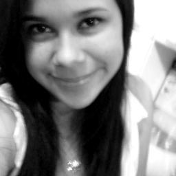 - simpática ; extrovertida ; bonita ; adora ir no cinema ; sair com os amigos ; principalmente em baladas ; q. curte muita música e q. é feliz *-* '
