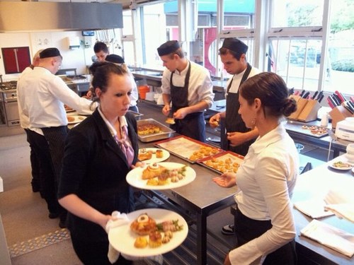De MBO-school in de regio's Rotterdam en Westland voor horeca, beveiliging, kappen en zorg&welzijn!