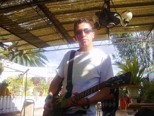 musico, compositor, futbolista, nefasteador... me cagan los wanna be.