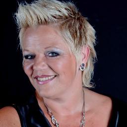 Allround Zangeres die houd van een feestje...kijk voor verdere info op http://t.co/PhNGzGSI