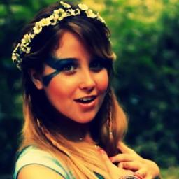 @natdupeyron Nunca te dejes llevar por las aparíencias,pues puedes tener a alguien en quien confíar un un corazón el cual explorar ♥.