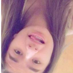 Sorria bonito e deixe os outros quererem descobrir qual é o segredo que faz você rir.