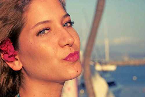 Graphic Designer                -Love fashion, tea & good music