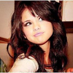 'I LOVE  @selenagomez follow me please :D ♥