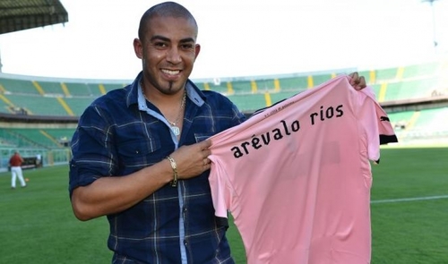 Egidio Arévalo Ríos (Paysandú, Uruguay, 1 de enero de 1982) es un futbolista uruguayo que juega como centrocampista en el Palermo de la Serie A de Italia.