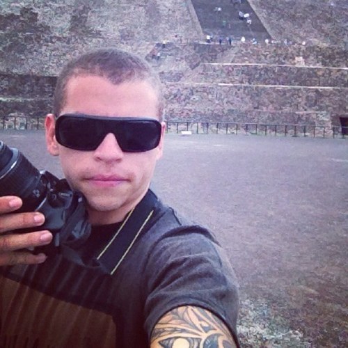 Caraqueño de nacimiento, melómano, deportes extremos, bilingue, diseñador web, locutor, intelectual, futurista, audiovisual, tecnologia.