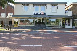 Busscher woonadviseurs in Denekamp is een 2000m2 grote eigentijdse woonwinkel verdeeld over 2 etages.Vloeren, raamdecoratie, bedden en meubelen.