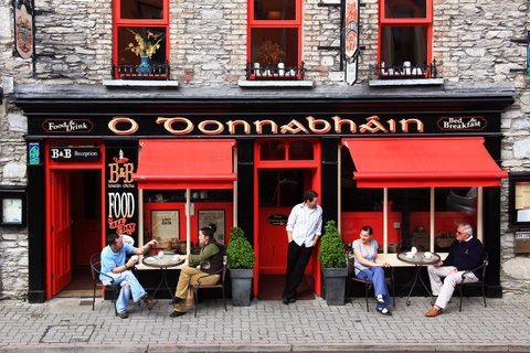 Great Value accommodation, bed and  breakfast / guesthouse in the centre of Kenmare, co. Kerry, Ireland, Great Food, Great Bar, Great Craic ( Fun in English )