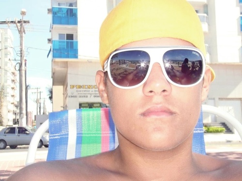 Vocês riem de mim por eu ser diferente, e eu rio de vocês por serem todos iguais.